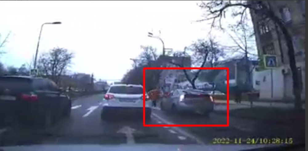 Un pieton a fost tamponat de un taximetrist. Acesta circula pe banda destinată transportului public
